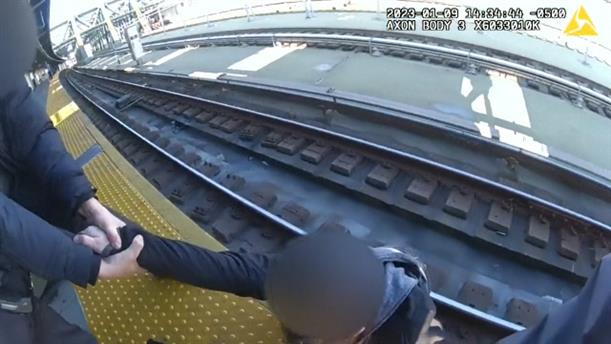 ΗΠΑ: Διάσωση άνδρα από τις γραμμές του μετρό