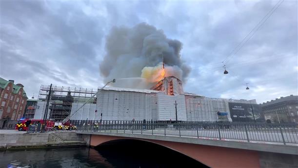 Κοπεγχάγη: Φωτιά στο ιστορικό κτίριο του Παλιού Χρηματηστηρίου