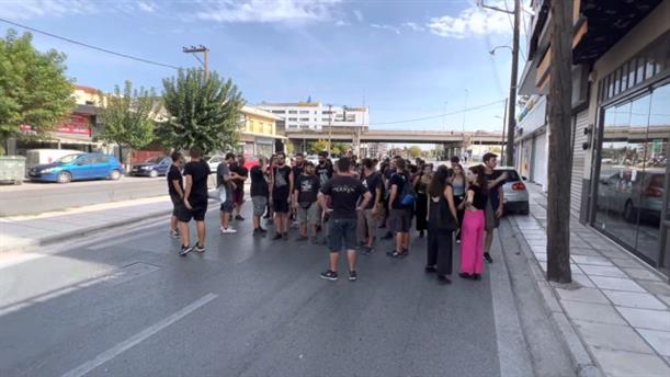 Θεσσαλονίκη: Διαμαρτυρία φοιτητών έξω από το Αστυνομικό Μέγαρο