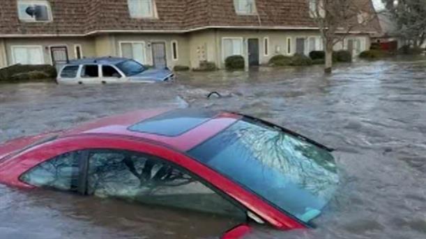 Πλημμυρισμένα σπίτια και δρόμοι στην Καλιφόρνια
