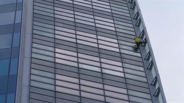 «Spiderman» σκαρφάλωσε σε ουρανοξύστη για την Παναγία των Παρισίων