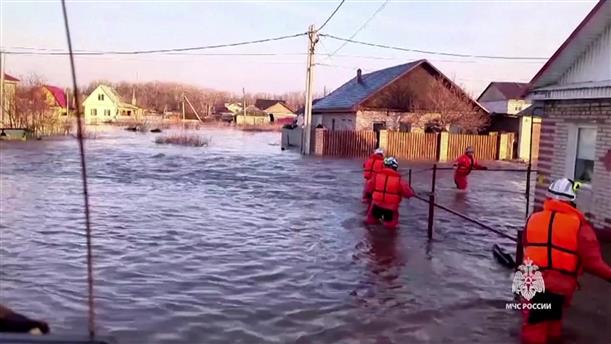 Ρωσία: Οι αρχές απομάκρυναν εκατοντάδες ανθρώπους από σπίτια στο πλημμυρισμένο Ορσκ