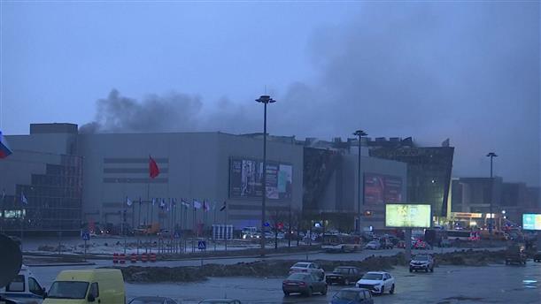 Μόσχα: Καπνός από το εμπορικό κέντρο που συνέβει το μακελειό