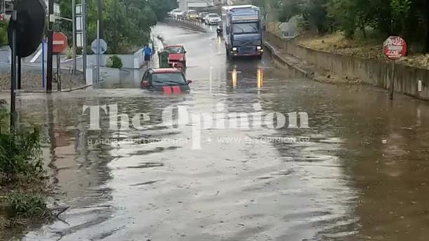 Βροχή στη Θεσσαλονίκη: Αυτοκίνητο "βούλιαξε" στους πλημμυρισμένους δρόμους