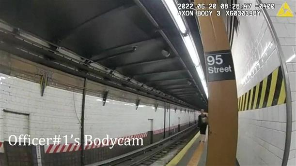 Νέα Υόρκη: Διάσωση γυναίκας από τις γραμμές του μετρό