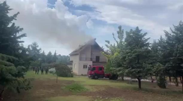 Λάρισα: Φωτιά ξέσπασε στη στέγη κατοικίας