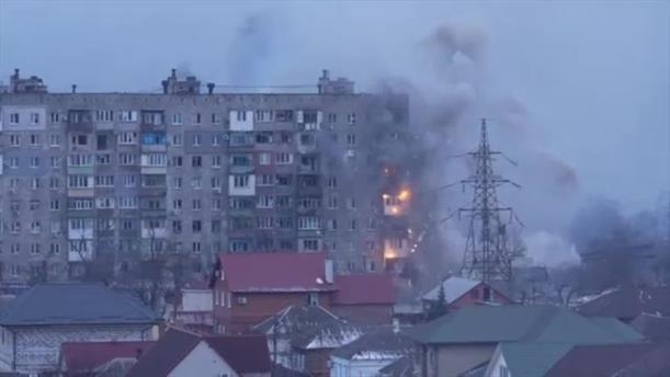 Ουκρανία - Μαριούπολη: βομβαρδισμός σπιτιών από τανκ