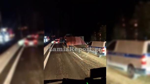 Λαμία: Γέμισε σιτάρι η εθνική οδός από ανατροπή φορτηγού
