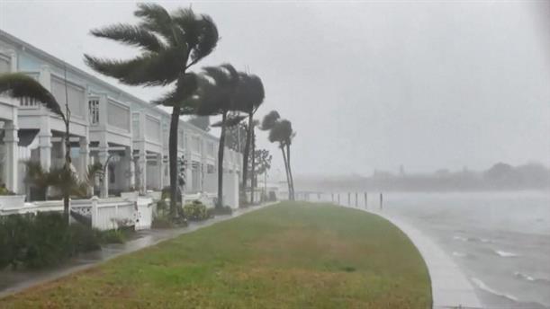 Ο φονικός τυφώνας «Νικόλ» σάρωσε τη Φλόριντα