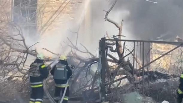 Ουκρανία - Κίεβο: Πυροσβέστες μάχονται με τις φλόγες μετά από βομβαρδισμό