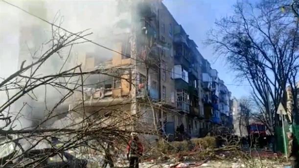 Ουκρανία: Φωτιά σε πολυκατοικία στο Κίεβο από κατεστραμμένο πύραυλο