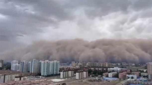 Κίνα: Τεράστια αμμοθύελλα «τύλιξε» την πόλη Χάμι