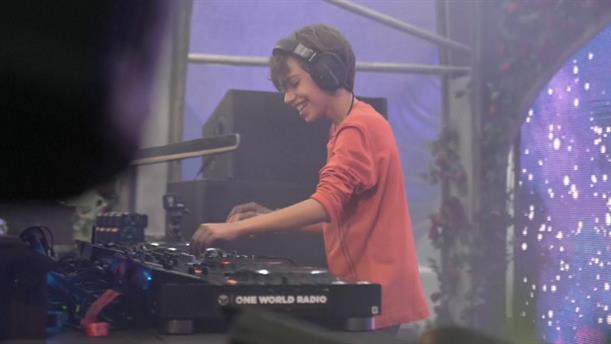 Tomorrowland: 11χρονος DJ μιξάρει σε ένα από τα θρυλικά στάδια
