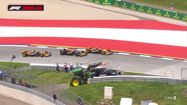 Ο Verstappen κατάφερε να κρατήσει την θέση του παρά την πίεση από τους Norris και Piastri