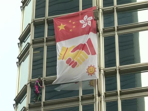 Χονγκ Κονγκ: Μήνυμα ειρήνης έστειλε ο... Σπάιντερμαν