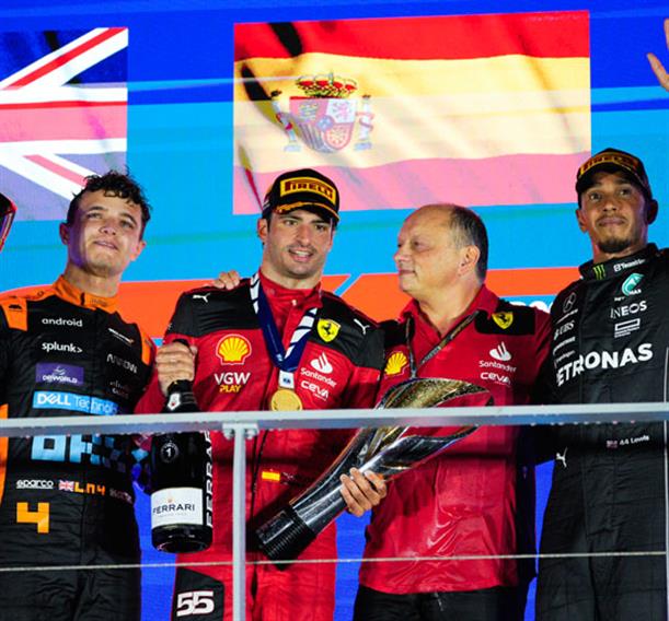 GP Σιγκαπούρης: Μοναδικό θέαμα με πρώτη νίκη για Sainz και Ferrari!