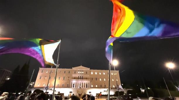 Associated Press: Πανηγυρισμοί στην Αθήνα από μέλη της ΛΟΑΤΚΙ κοινότητας