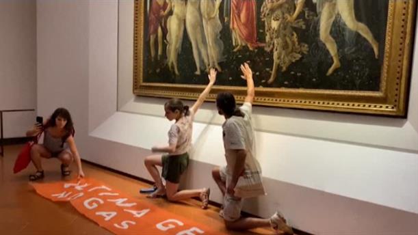 Ιταλία: Ακτιβιστές κόλλησαν τα χέρια τους σε πίνακα του Μποτιτσέλι