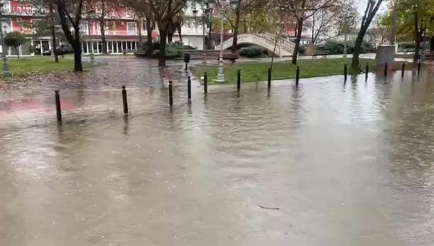 Πλημμυρισμένοι δρόμοι, σπίτια και καταστήματα στην Κατερίνη