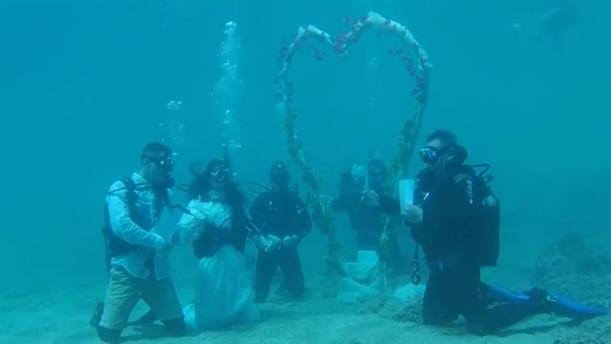 Ο πρώτος υποβρύχιος γάμος της Ελλάδας στην Αλόννησο