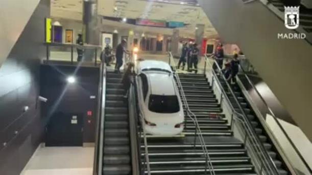 Μαδρίτη: Τρελή πορεία αυτοκινήτου κατέληξε μέσα σε σταθμό του μετρό