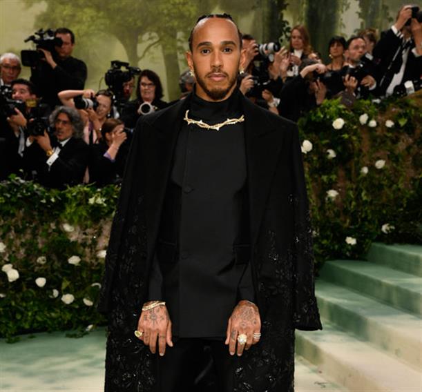 MET Gala 2025: Ο Lewis Hamilton σε ρόλο… «οικοδεσπότη»