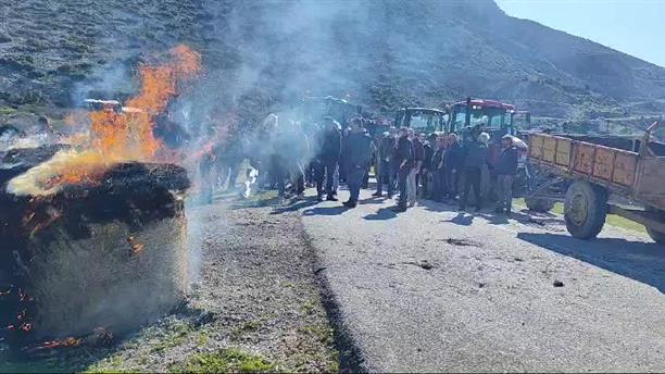 Λίμνη Κάρλα: Αγρότες έβαλαν φωτιά σε μπάλες με άχυρο