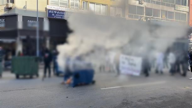 Θεσσαλονίκη - Επεισόδια: Φωτιές σε κάδους έξω από το Δικαστικό Μέγαρο