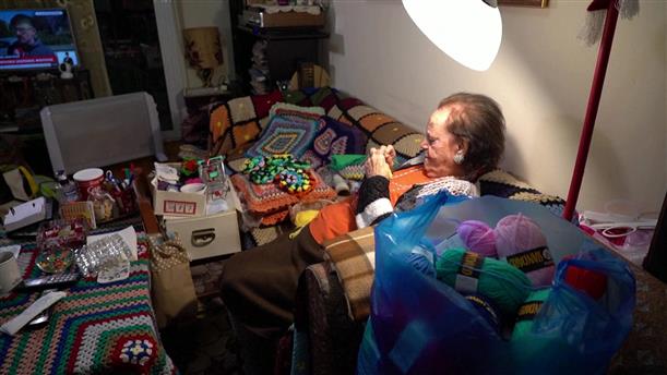 Ιωάννα Ματσούκα: Η 93χρονη γιαγιά από την Αθήνα που πλέκει κασκόλ για τα παιδιά που έχουν ανάγκη