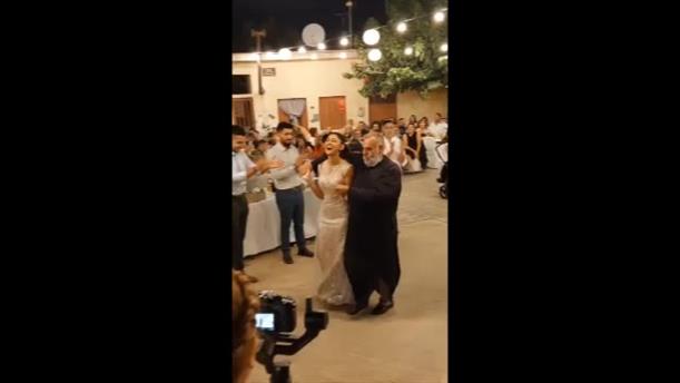 O παπάς των Αγιών Παρασκιών χόρεψε σούστα με τη νύφη