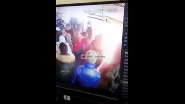 Βίντεο Δείχνει τη Στιγμή που Οβίδα «Σκάει» Δίπλα σε Πολίτες στο Χάρκοβο