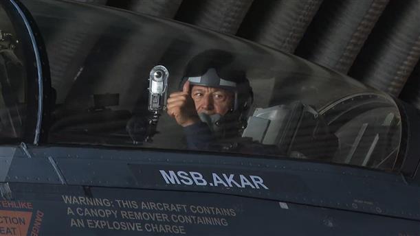 Ο Τούρκος υπουργός Άμυνας, Χουλουσί Ακάρ, μπήκε σε μαχητικό F-16