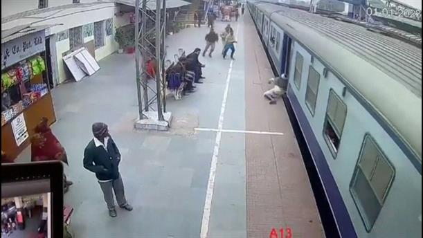Ινδία: Άνδρας πιάστηκε σε βαγόνι κινούμενου τρένου