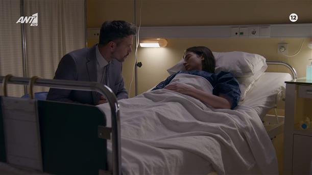 Η Άννα είναι στο νοσοκομείο και ο Δημήτρης πάντα δίπλα της.