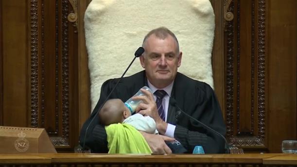 Ο πρόεδρος της Βουλής ταΐζει με μπιμπερό μωρό στο κοινοβούλιο