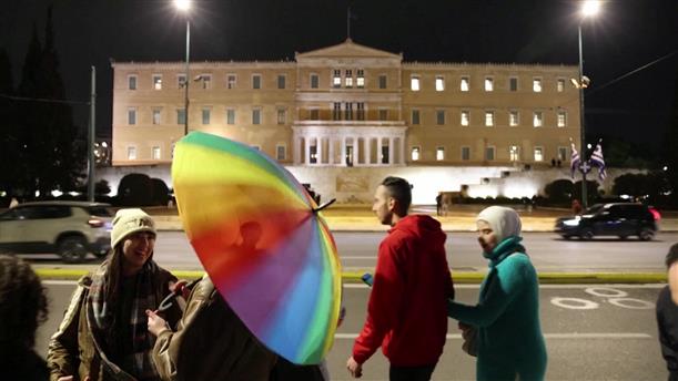 Ανταπόκριση του Reuters από την Αθήνα για τα ομόφυλα ζευγάρια