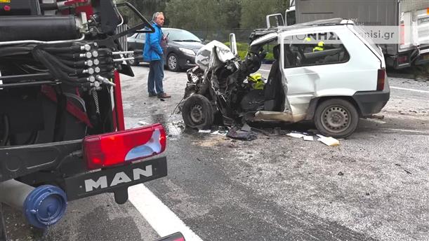Σφοδρή σύγκρουση αυτοκινήτου με φορτηγό στη Λέσβο