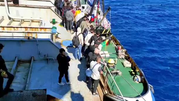 Ηγουμενίτσα: παράτυποι μετανάστες πάνω στο πλοίο που τους διέσωσε