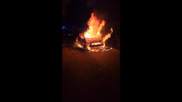 Δολοφονία στην Μάνδρα: Τυλίχθηκε στις φλόγες το αυτοκίνητο του θύματος