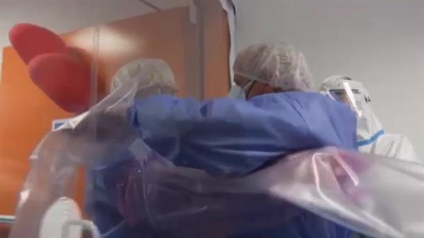 «Πλαστική αγκαλιά» για ασθενείς σε νοσοκομείο στη Ρώμη