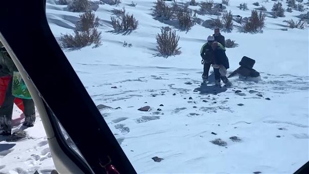 Χιλή: Η στιγμή της διάσωσης ζευγαριού που χάθηκε στα χιονισμένα βουνά