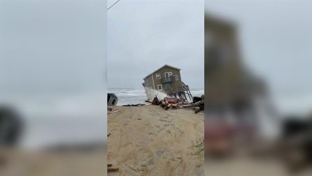 ΗΠΑ: Σπίτι καταρρέει μέσα στον ωκεανό