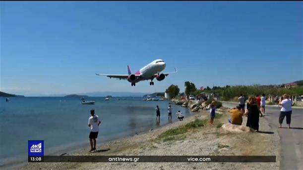 Σκιάθος: Viral το βίντεο με την προσγείωση αεροπλάνου

