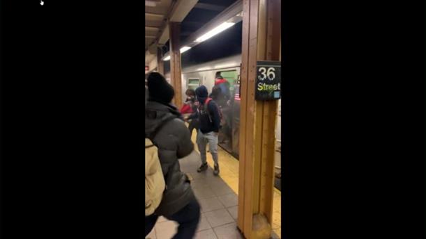 Χάος από πυροβολισμούς στο μετρό της Νέας Υόρκης