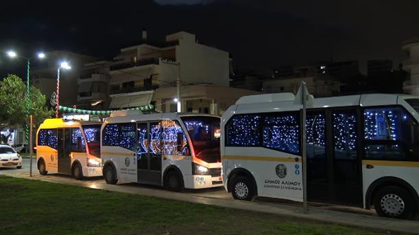 «Λεωφωτεία» στον Άλιμο: Τα δημοτικά λεωφορεία στολίστηκαν για τις γιορτές