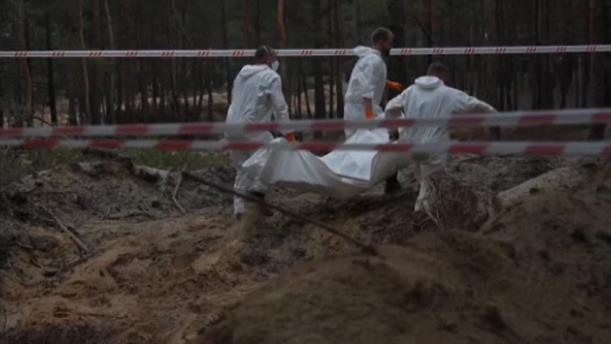 Εκταφή πτωμάτων από μαζικό τάφο στην Ουκρανία