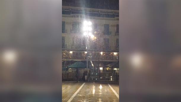 Το πρώτο χιόνι στην κεντρική πλατεία στην Κοζάνη