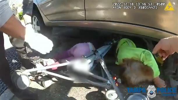 ΗΠΑ: Προγιαγιά με το δισέγγονό της εγκλωβίστηκαν κάτω από αυτοκίνητο