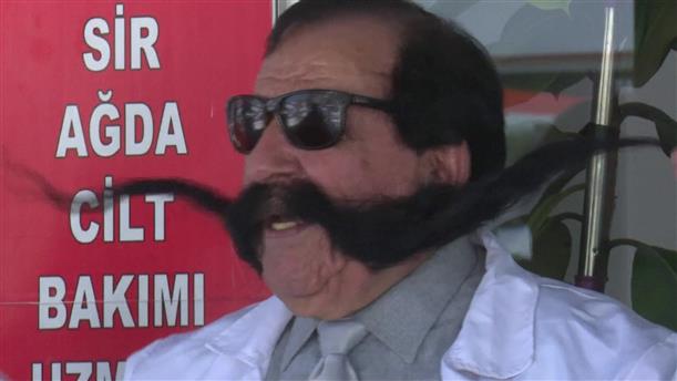 Ο τραγουδιστής που έχει 60 χρόνια να κόψει το μουστάκι του