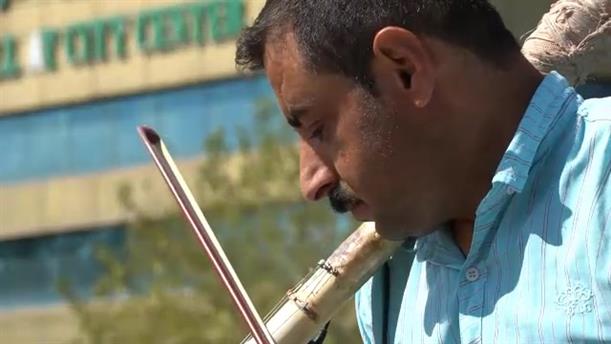 Ιράκ: Παίζει μουσική με...σκούπες και φαράσια